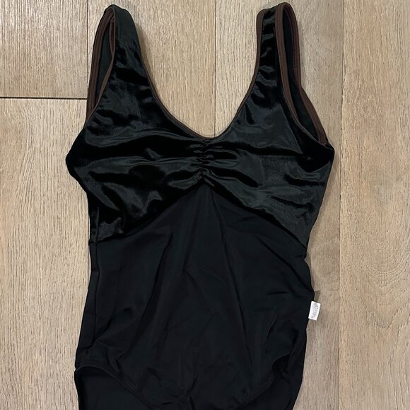 Class In Leotard - Picture 1 of 3